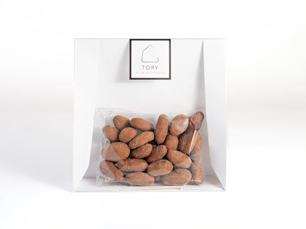 שקדים שלמים מקורמלים עטופים בשוקולד חלב