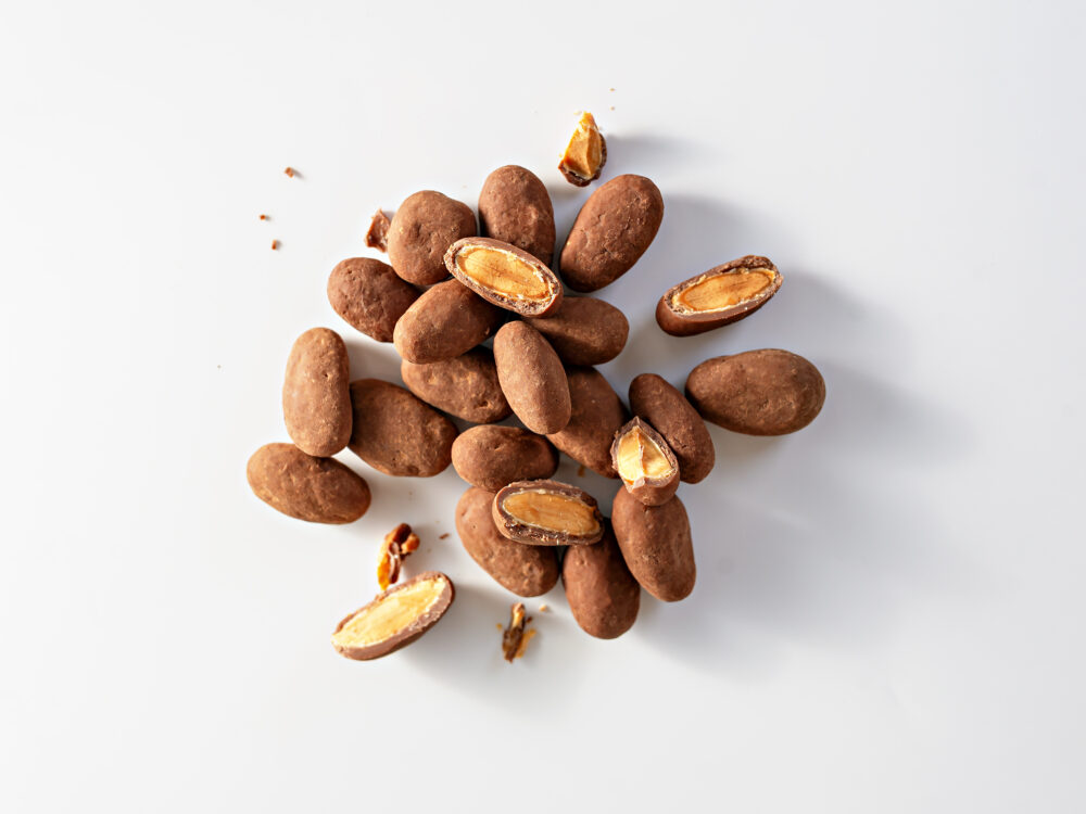 שקדים שלמים מקורמלים עטופים בשוקולד חלב